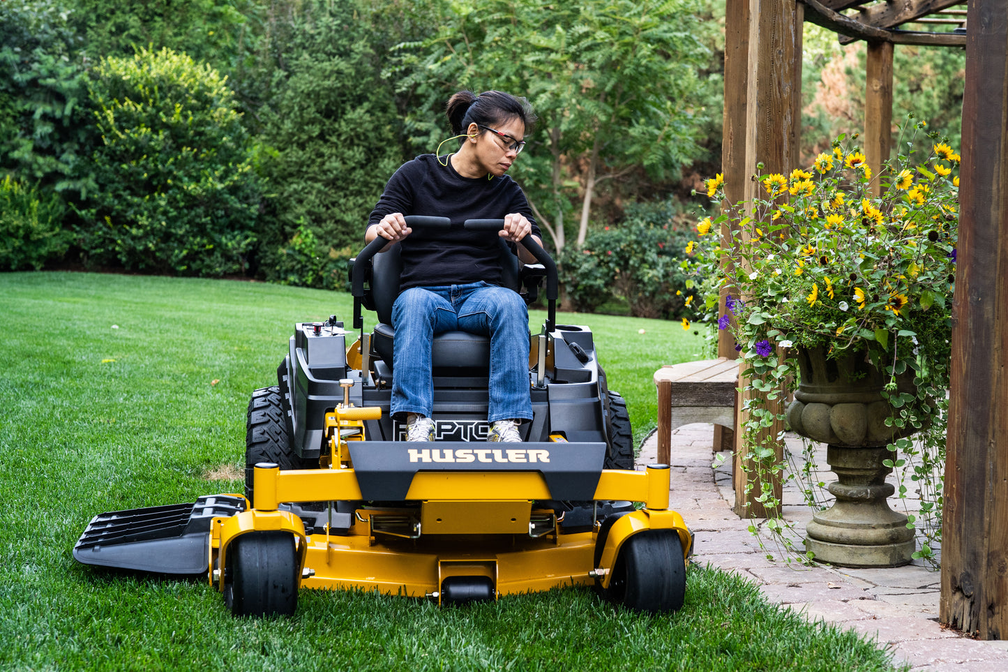 HUSTLER RAPTOR XDX 48" RESIDENTIAL ZERO-TURN MOWER W/ KAWASAKI FR651 (21.5HP)