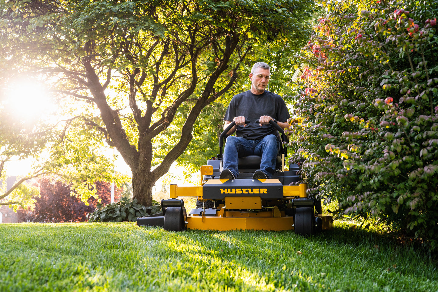 HUSTLER RAPTOR XL 42" RESIDENTIAL ZERO-TURN MOWER W/ KAWASAKI FR651 (21.5HP)