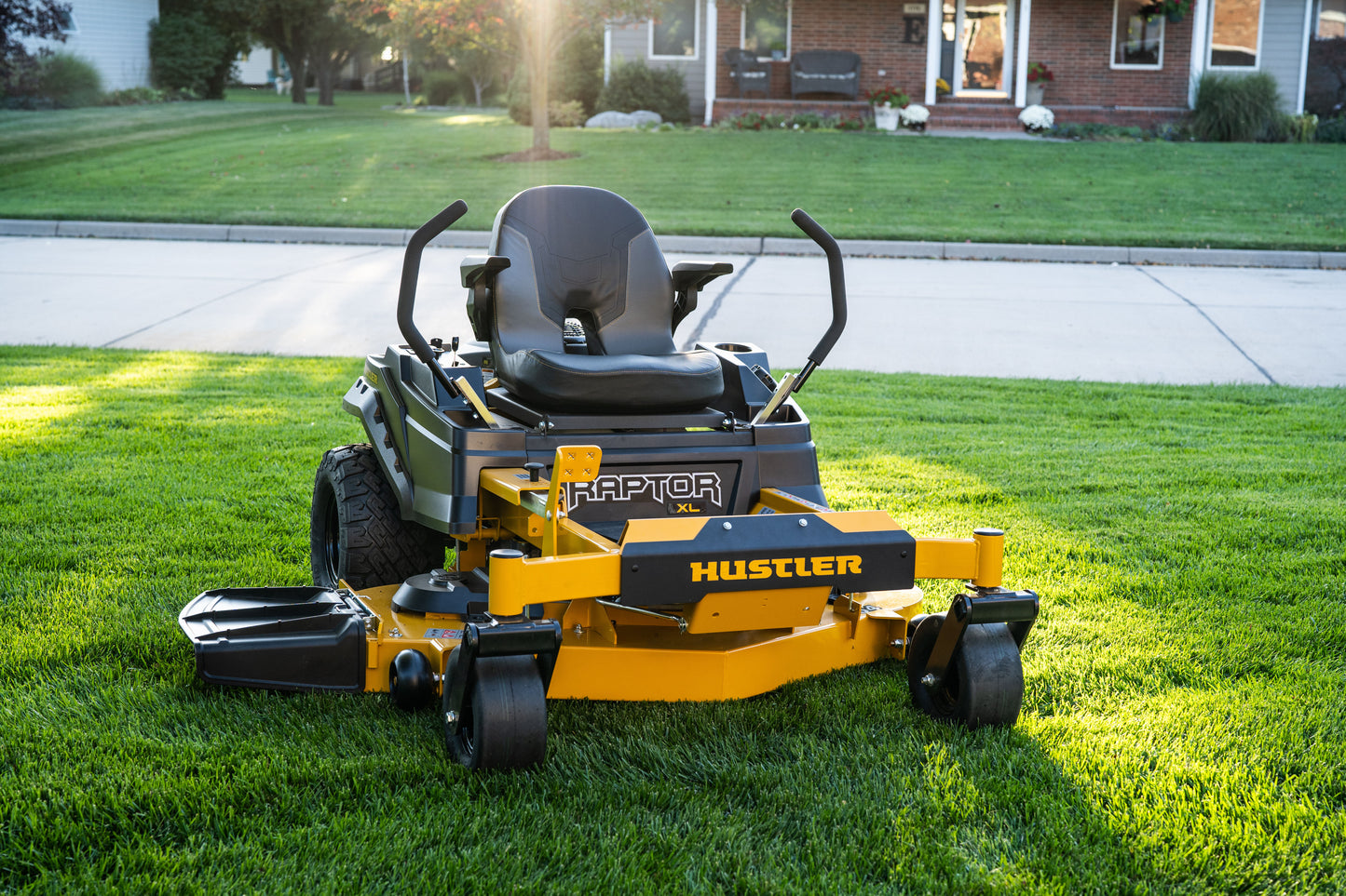HUSTLER RAPTOR XL 42" RESIDENTIAL ZERO-TURN MOWER W/ KAWASAKI FR651 (21.5HP)