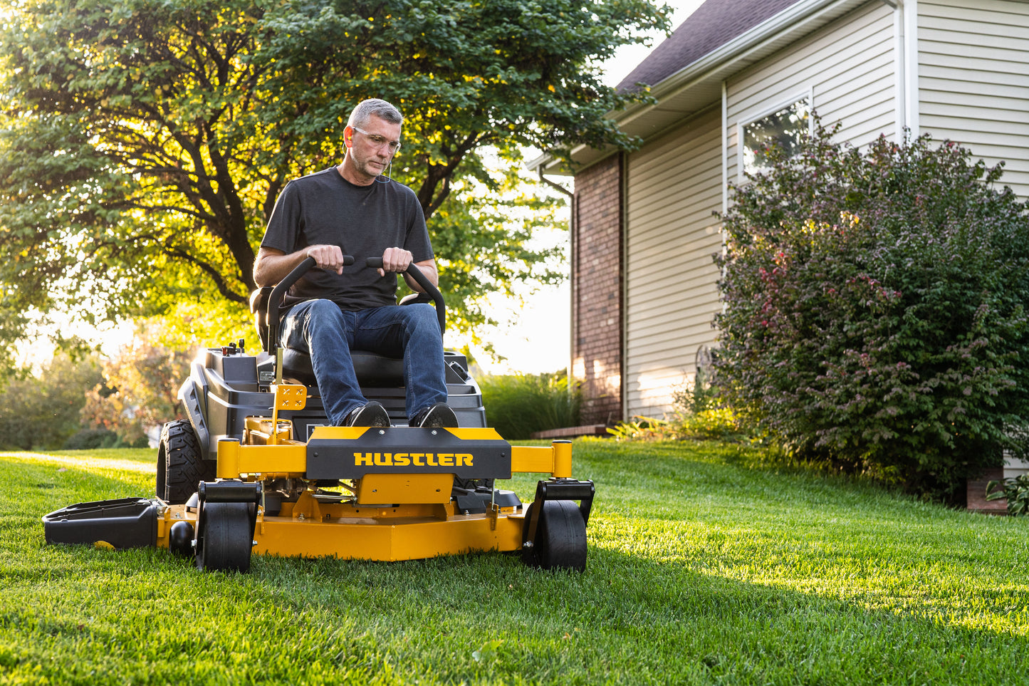HUSTLER RAPTOR XL 42" RESIDENTIAL ZERO-TURN MOWER W/ KAWASAKI FR651 (21.5HP)