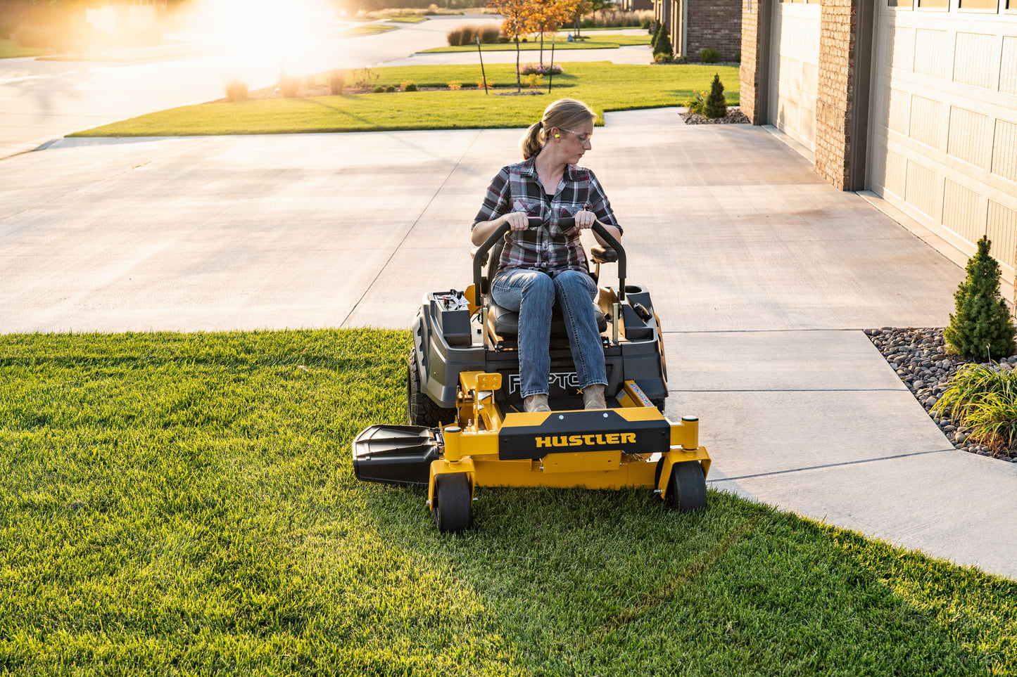 HUSTLER RAPTOR X 42" RESIDENTIAL ZERO TURN, MOWER W/ KAWASAKI FR600 (18HP)