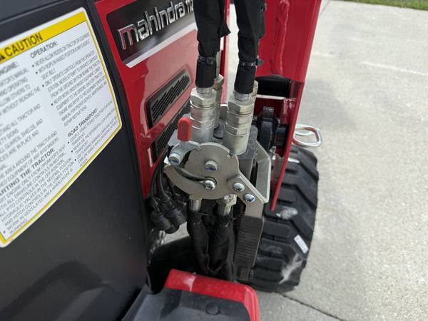 Mahindra 1123 4WD HST WITH LOADER
