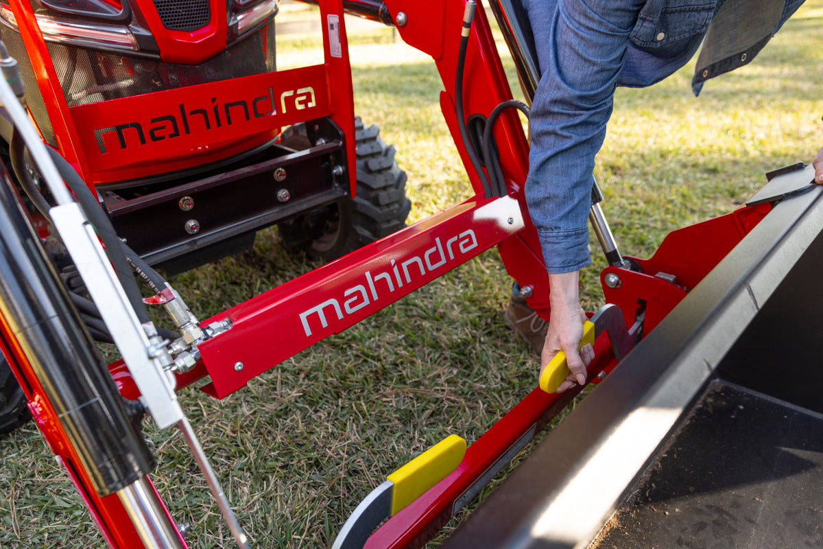 Mahindra 1126 4WD HST WITH LOADER