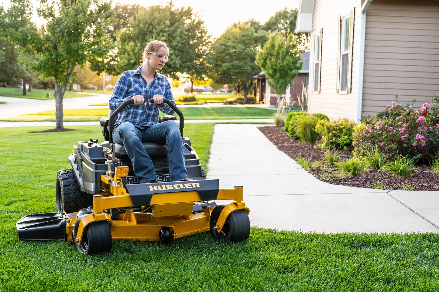 HUSTLER RAPTOR XD 42" RESIDENTIAL ZERO-TURN MOWER W/ KAWASAKI FR651 (21.5HP)